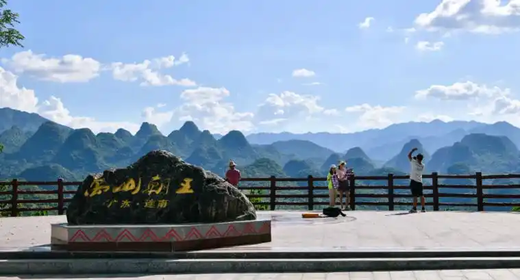 景区由近百座石山组成,座座背朝东北,面朝西南,组成群山向油岭"盘古王