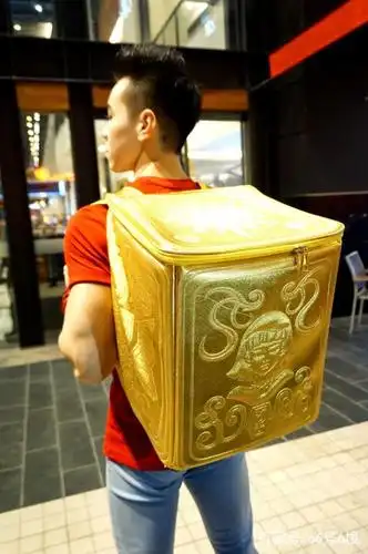圣斗士星矢:外国小哥化身黄金圣斗士,用圣衣箱送快递