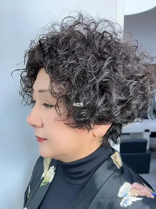 中年女士烫发