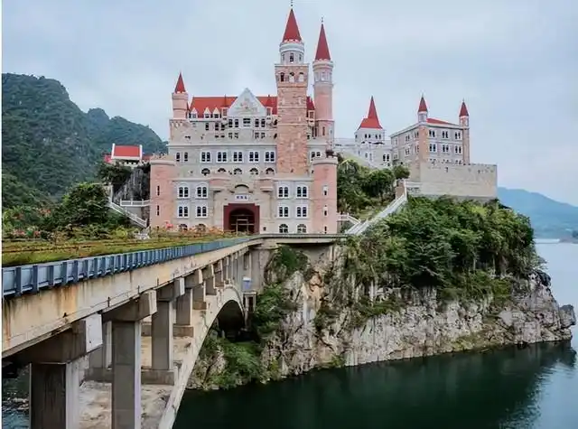 贵州藏于深山的欧式城堡,四面临湖,被称中国天鹅堡!