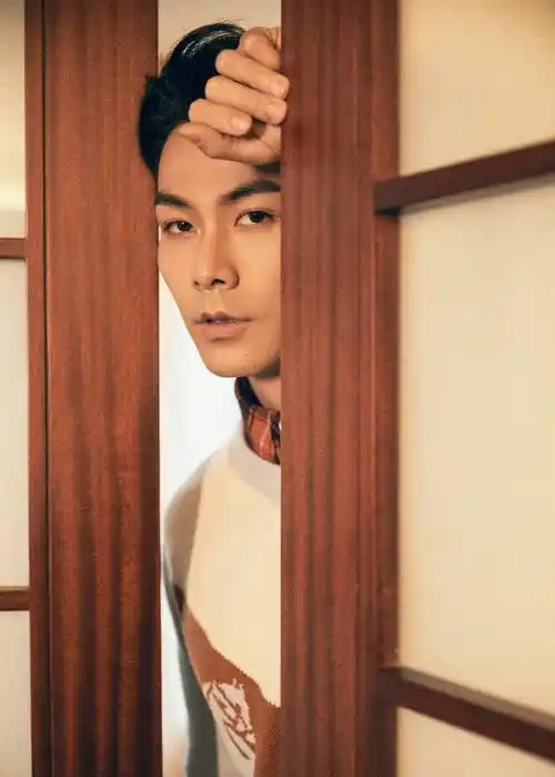 戴向宇出席coach秋冬系列大秀 学院派穿搭彰显"冻龄"神颜