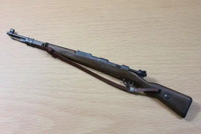 总之,98k步枪,是德国毛瑟公司军工的代表作,动作极为可靠,射击精度高