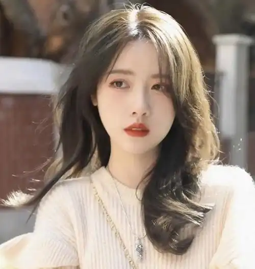 适合中长发的发型圆脸,适合圆脸的发型中发_大山谷图库