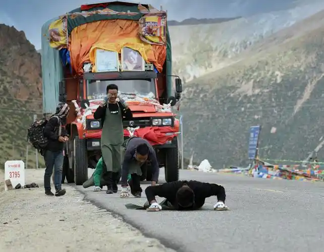 那一年,磕长头匍匐在山路