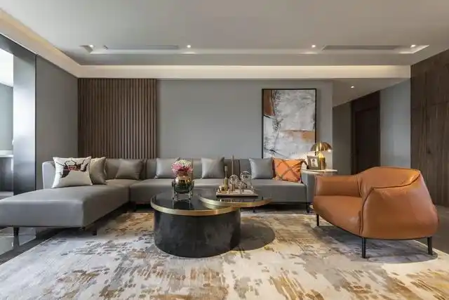 客厅沙发背景墙刷了灰色的乳胶漆,搭配木格栅条做装饰,这种背景墙看