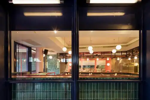 茶餐厅从外立面窗户望向窗内场景一角