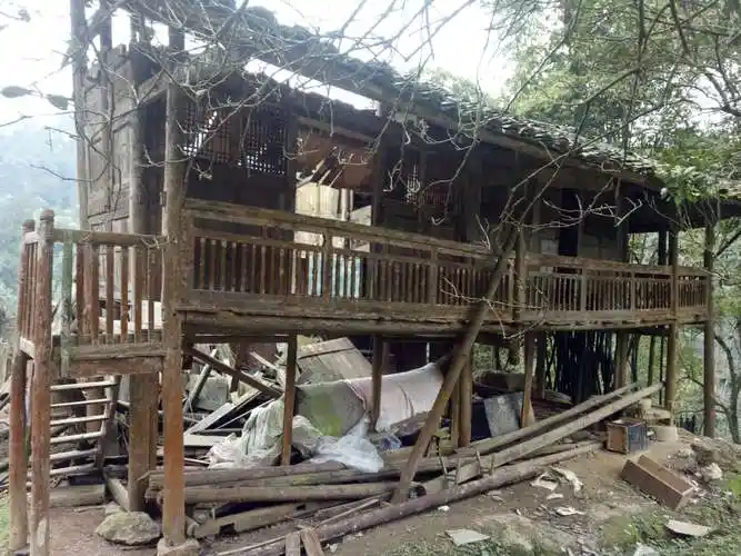 泪奔,作别故乡的老木房