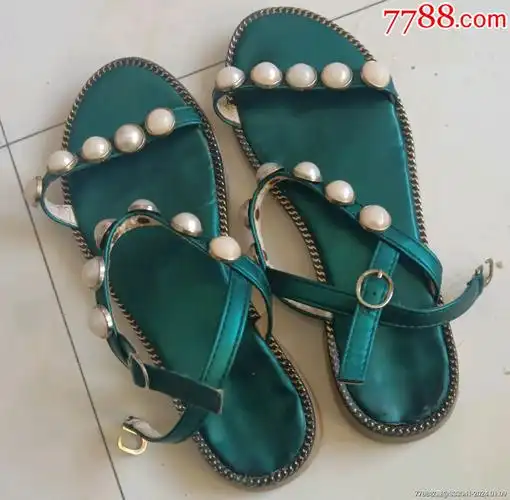 80年代高档女凉鞋改革开放引进外国商品后附国产对比图时代感强