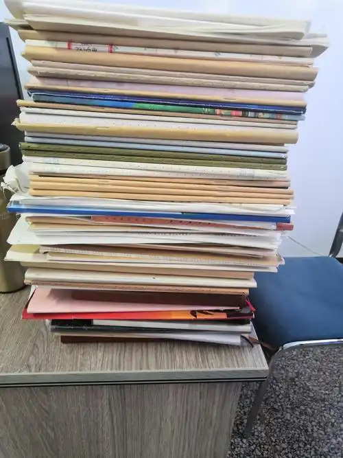 体育老师也被送来了高高一摞作业.