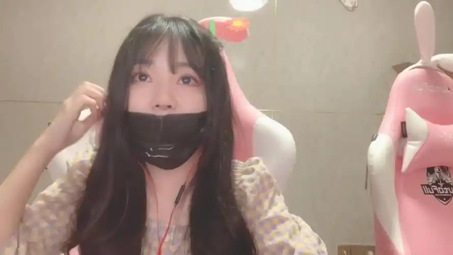 一条小团团ovo又露脸了团团撸着愣妹一起唱歌2020520