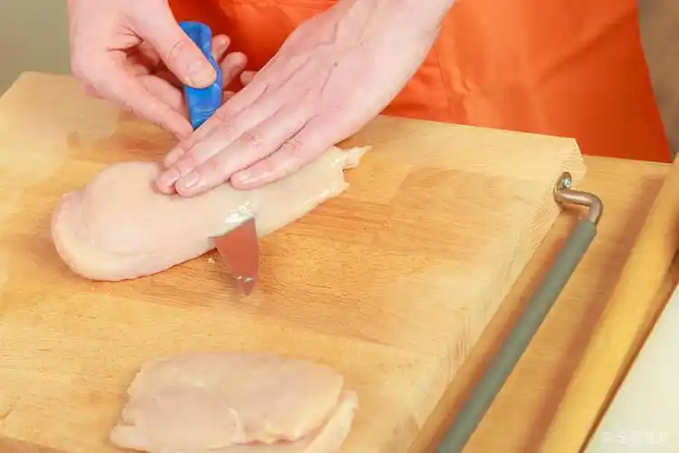 男人_切_生食_鸡肉_木质_准备_烹调_概念_男性_手_厨师_脯肉_木板