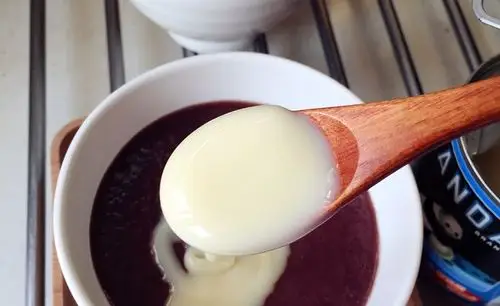 红豆沙里加入适量炼乳,怕胖的少加一点