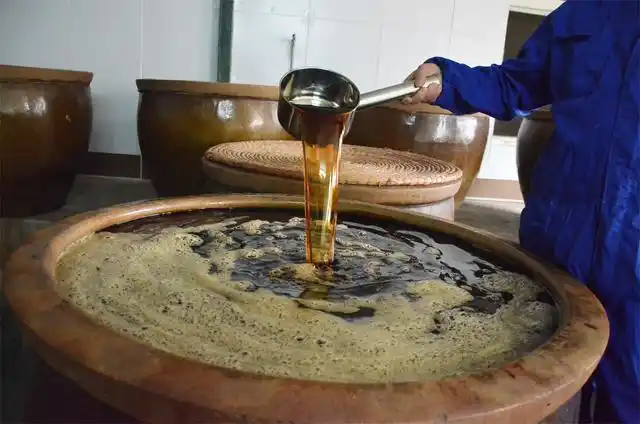 这一口大缸能存放1000斤米醋,而像这样盛满醋的大缸,屋里院外一共放了