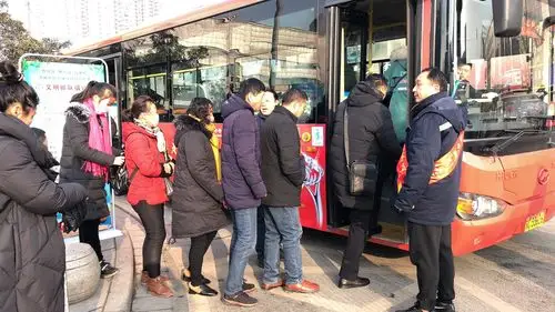 排队乘车,文明礼让