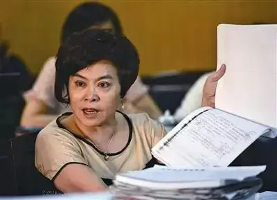 为解决容积率问题,黄丽娜最终与相关部门达成了协议:补交2.