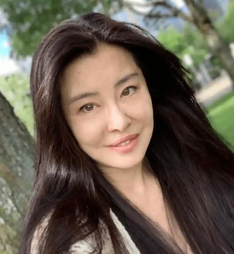 王祖贤最新高清素颜照翻车脸僵掉很奇怪引网友热议