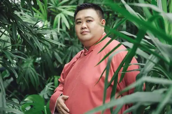 郭麒麟和阎鹤祥穿的就很年轻了,一身黄色大褂让他们看起来很俏皮.