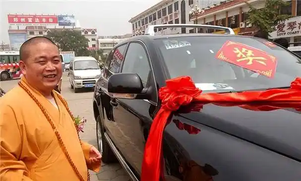 少林寺一年赚上亿,出门豪车接送的释永信坦言:我月薪仅七百块!