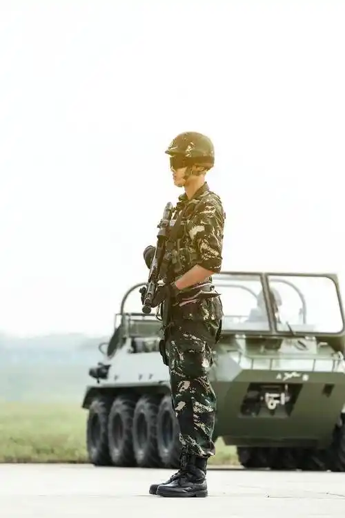 中国特种兵一身绝技目光如炬 荣获猎人勋章(组图)