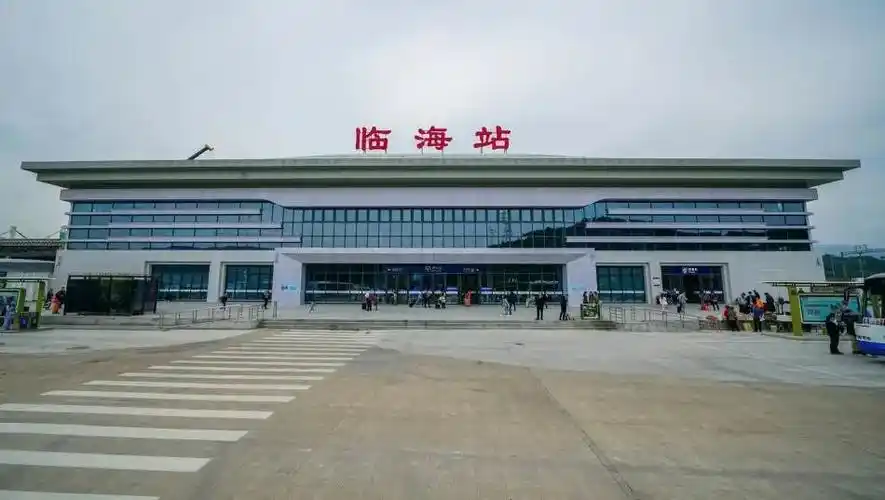 现场图效果图既有的临海站,在原址新建侧式站房,新建杭绍台车场高架