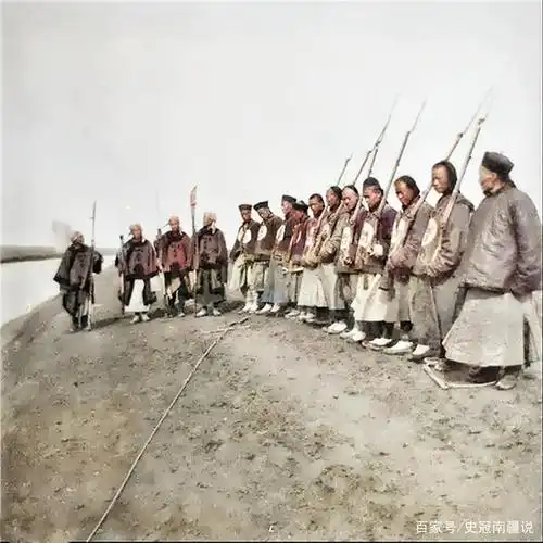 这些人的形象就非常符合清兵在人们心中的印象,毫无生气,目光呆滞.