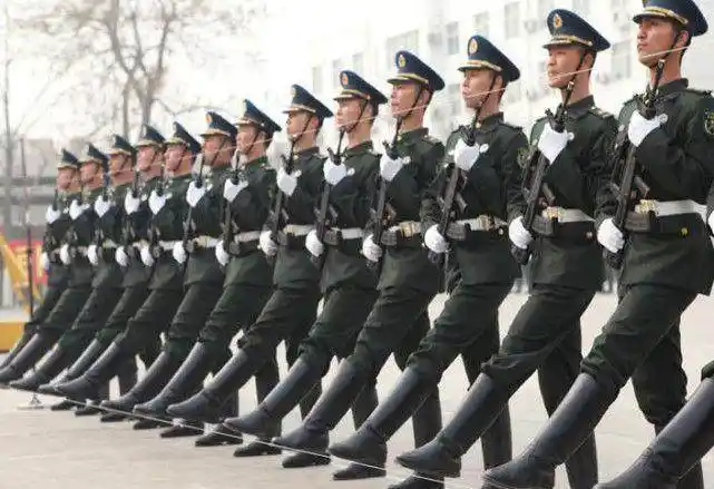 1,横队和并列纵队方向变换停止间口令:左(右)转弯,齐步--走,或左(右)