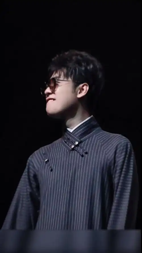 张云雷#各种带眼镜的雷雷真的是痞帅痞帅的