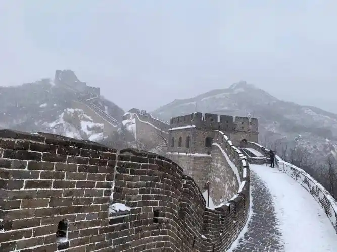 千里冰封,万里雪飘,雪花下的长城,格外的静美