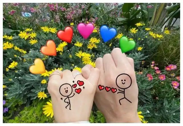 张嘉倪情人节秀恩爱和买超花式比心一只手上戴三个戒指