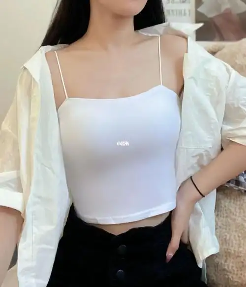 是穿吊带的夏天啊细肩带一字肩码住