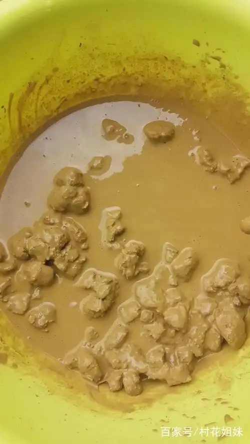 听婆婆说用黄泥巴腌制鸡蛋很好吃