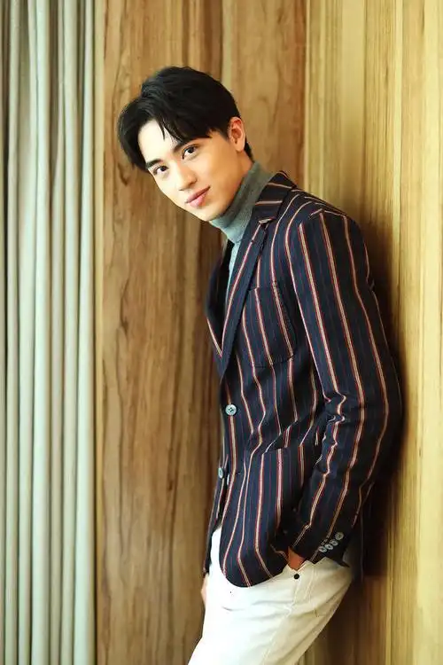 许魏洲条纹西服亮相活动 粉丝热情高涨引爆现场-八卦绯闻-八卦田-杭州