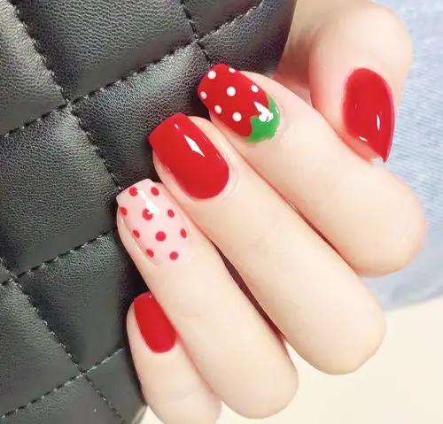 超甜可爱草莓波点少女心美甲图