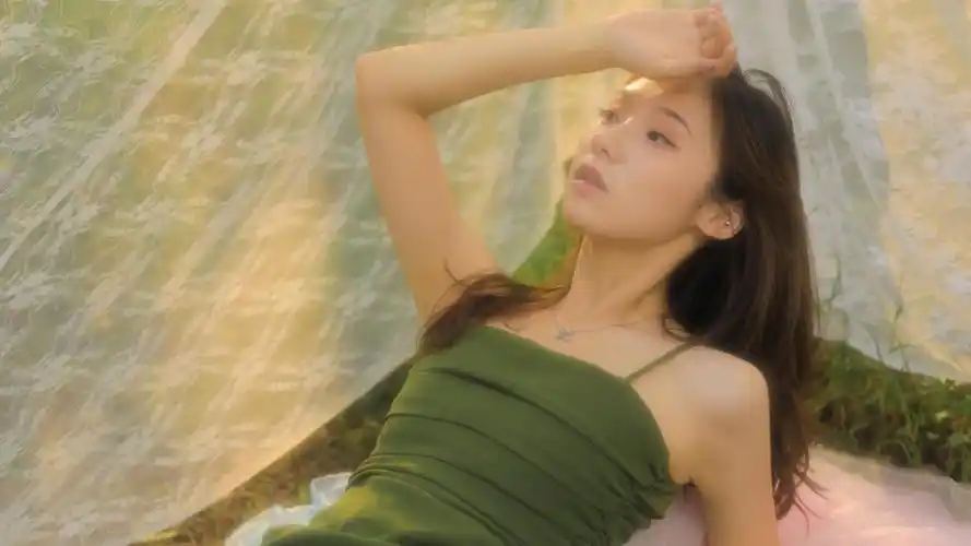 倩丽大方的漂亮美女