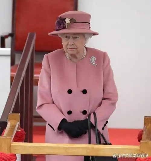 92岁英国女王身穿粉红色外套出席活动,网友:大衣领子设计太独特