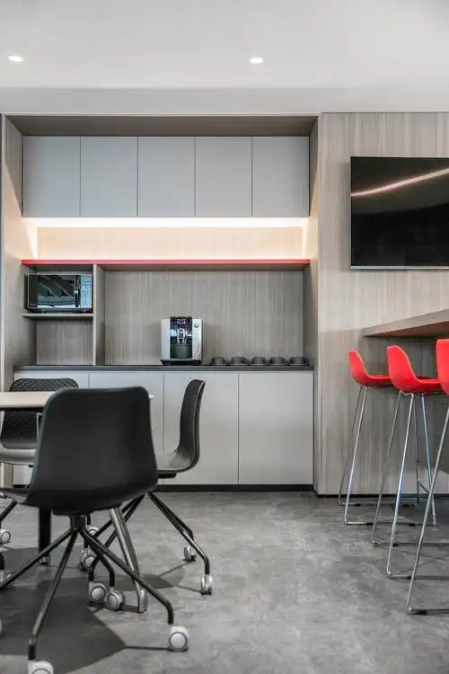 办公室茶水间白色上下柜设计方案