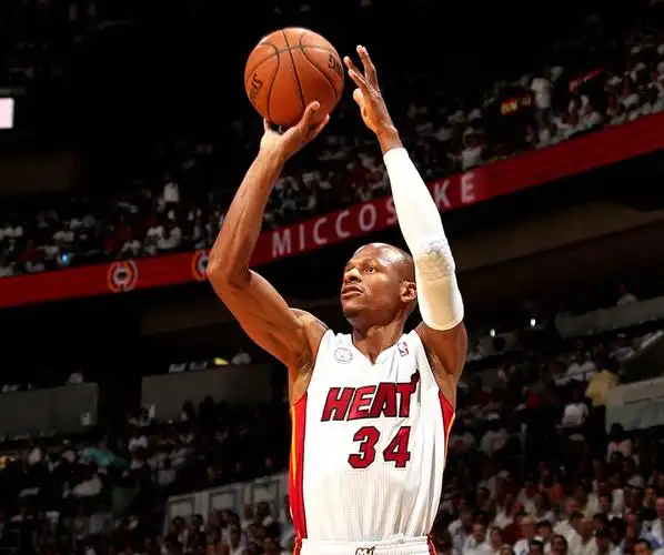 但不管怎么说,雷阿伦那记改变联盟格局的三分球都拯救了老詹,那时候的