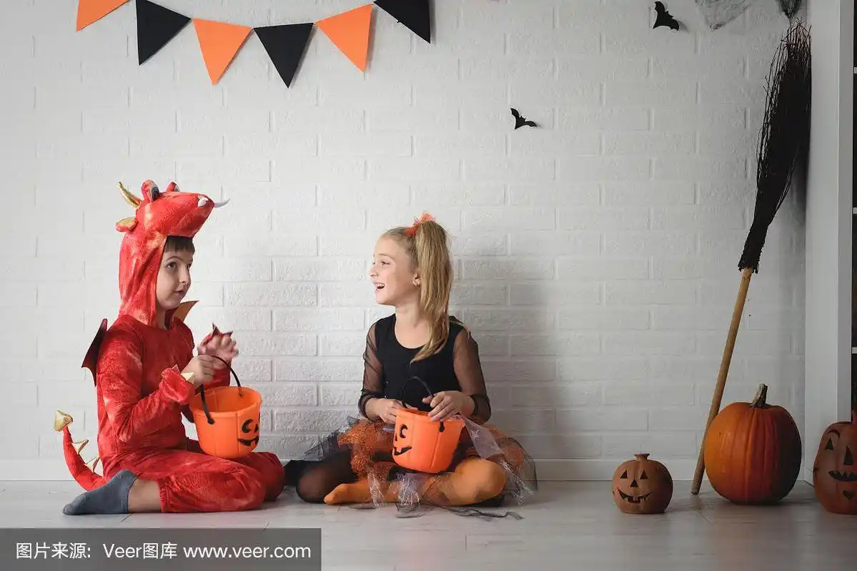 可爱的孩子在万圣节服装trick-or-treating的概念