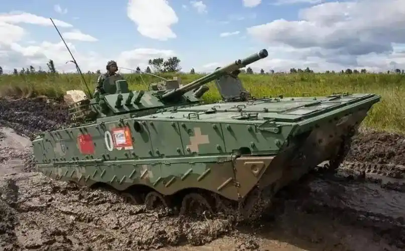 83集团军某旅接装新型装甲运输车