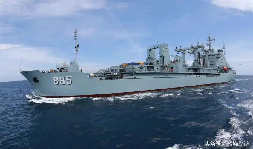 渐行渐远的老兵曾长期雄踞中国海军排水量第一的青海湖号补给舰