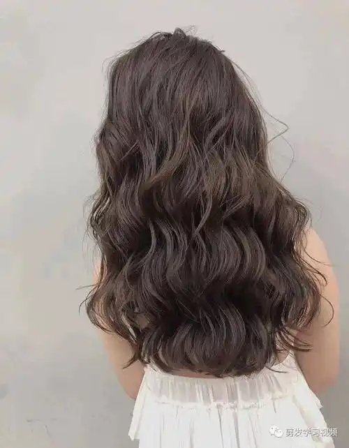 年底烫发就选法式蛋蛋烫减龄显气质
