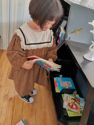 孩子们把图书都整理好,在老师的带领下有序的离开阅读室.