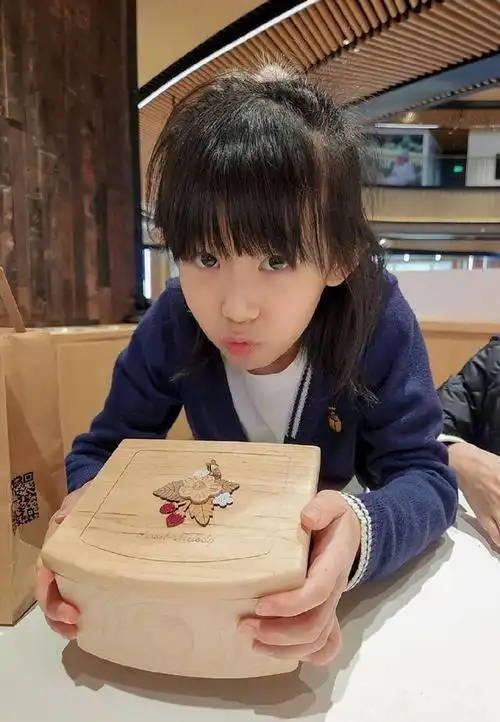 陆毅晒小女儿近照,照镜子做鬼脸超可爱,和姐姐贝儿像是双胞胎