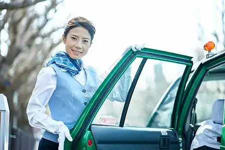 占有校服二十多岁出租车女司机服务热情好客图片素材