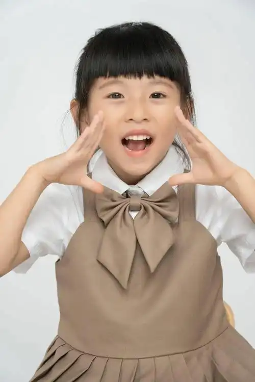 我很喜欢这种带蝴蝶领结的英伦风校服,让小孩子看上去很精神,当然这