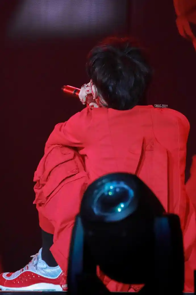 one_of_a_kind_gd# 我可太喜欢背影照了~ 闪闪发光的人儿背影仪是