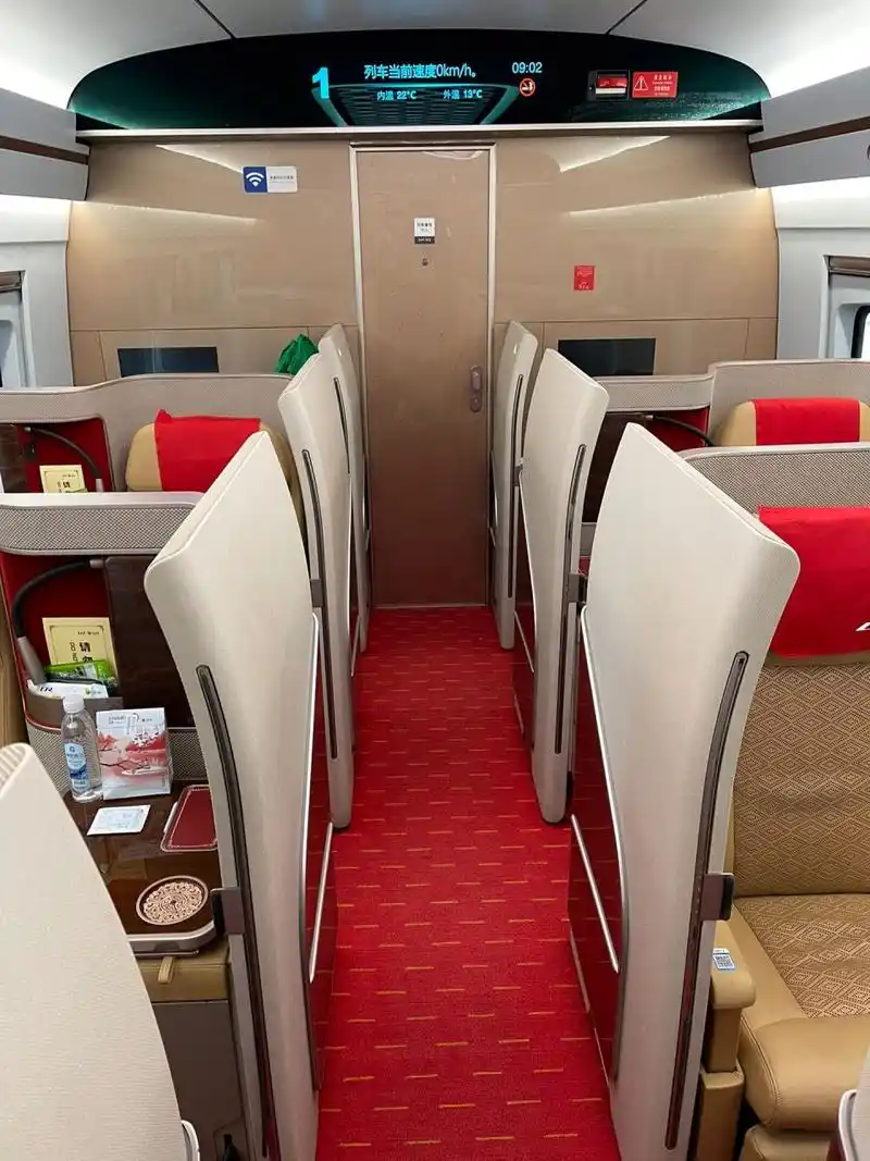 新体验 g72复兴号智能列车商务座.优:1.单人空间.2.可以看电影.3.