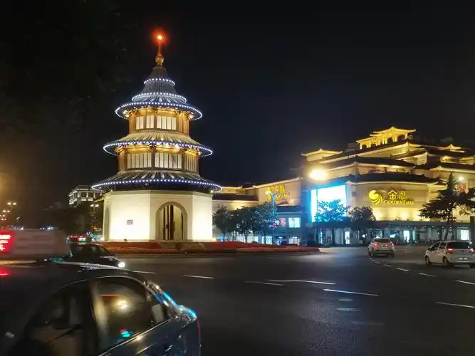扬州马路中的文昌阁夜景