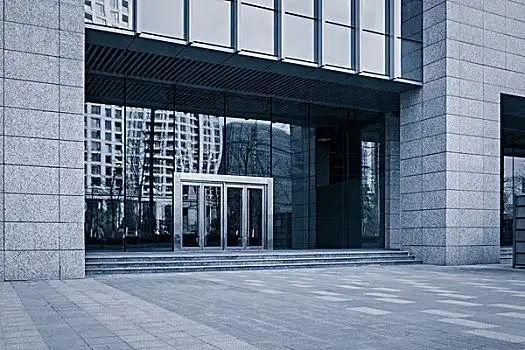 新的现代办公楼的门