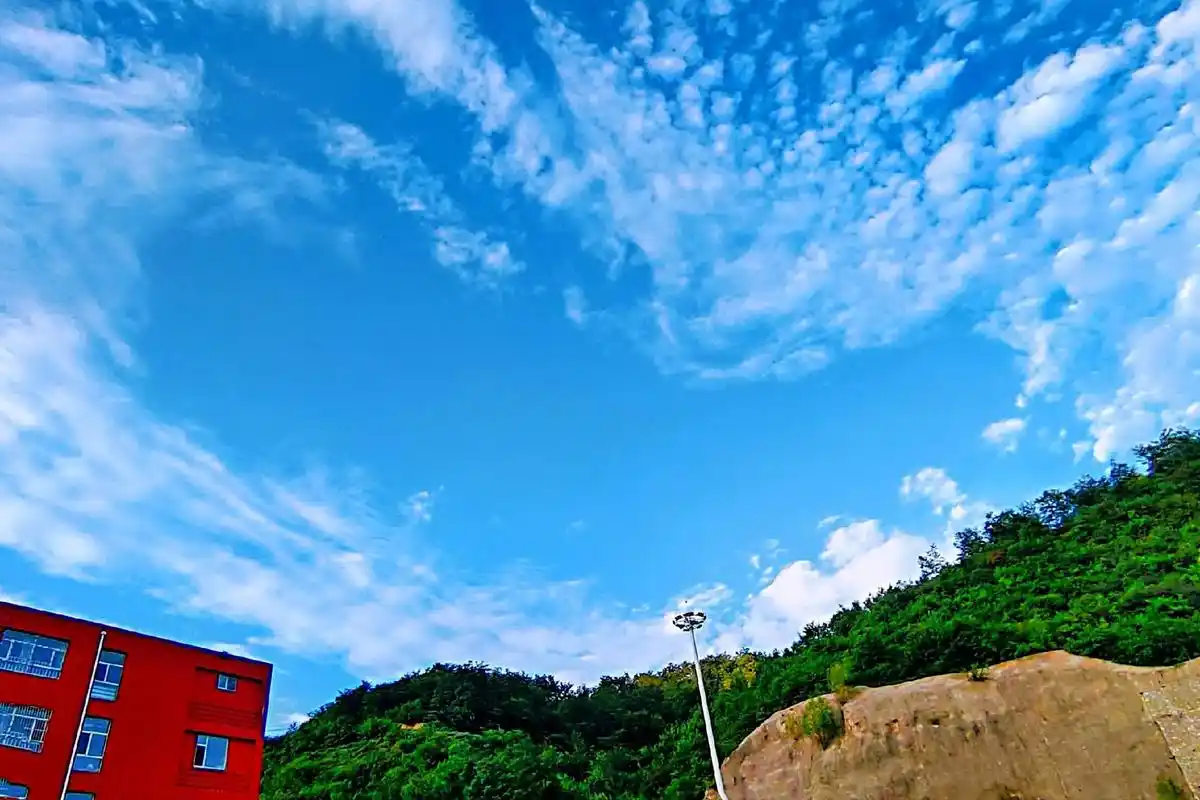 我喜欢蓝天白云,晴空万里和阳光下的你.